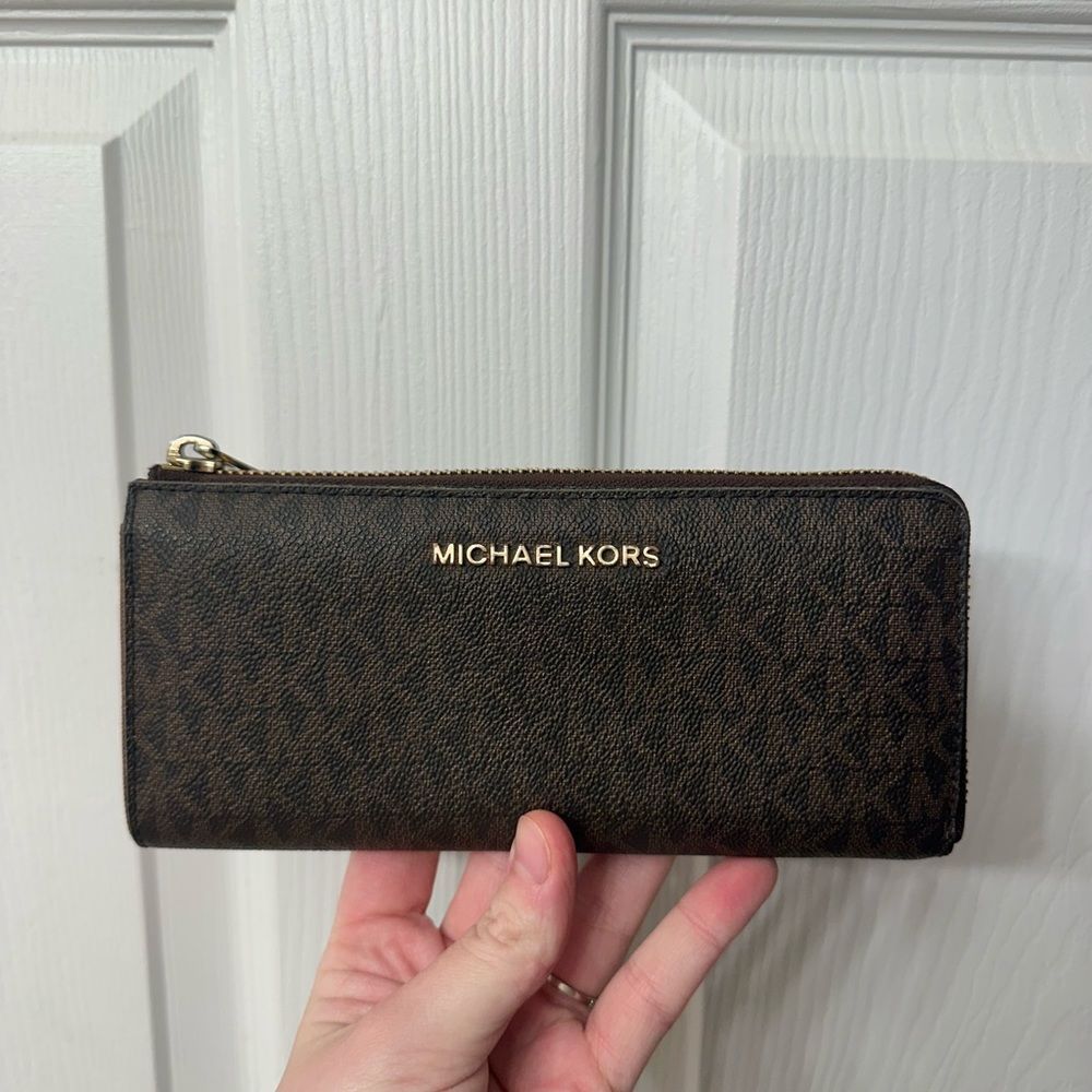 Michael Kors Jet Set Travel Large Saffiano Leather Quarter-Zip Wallet